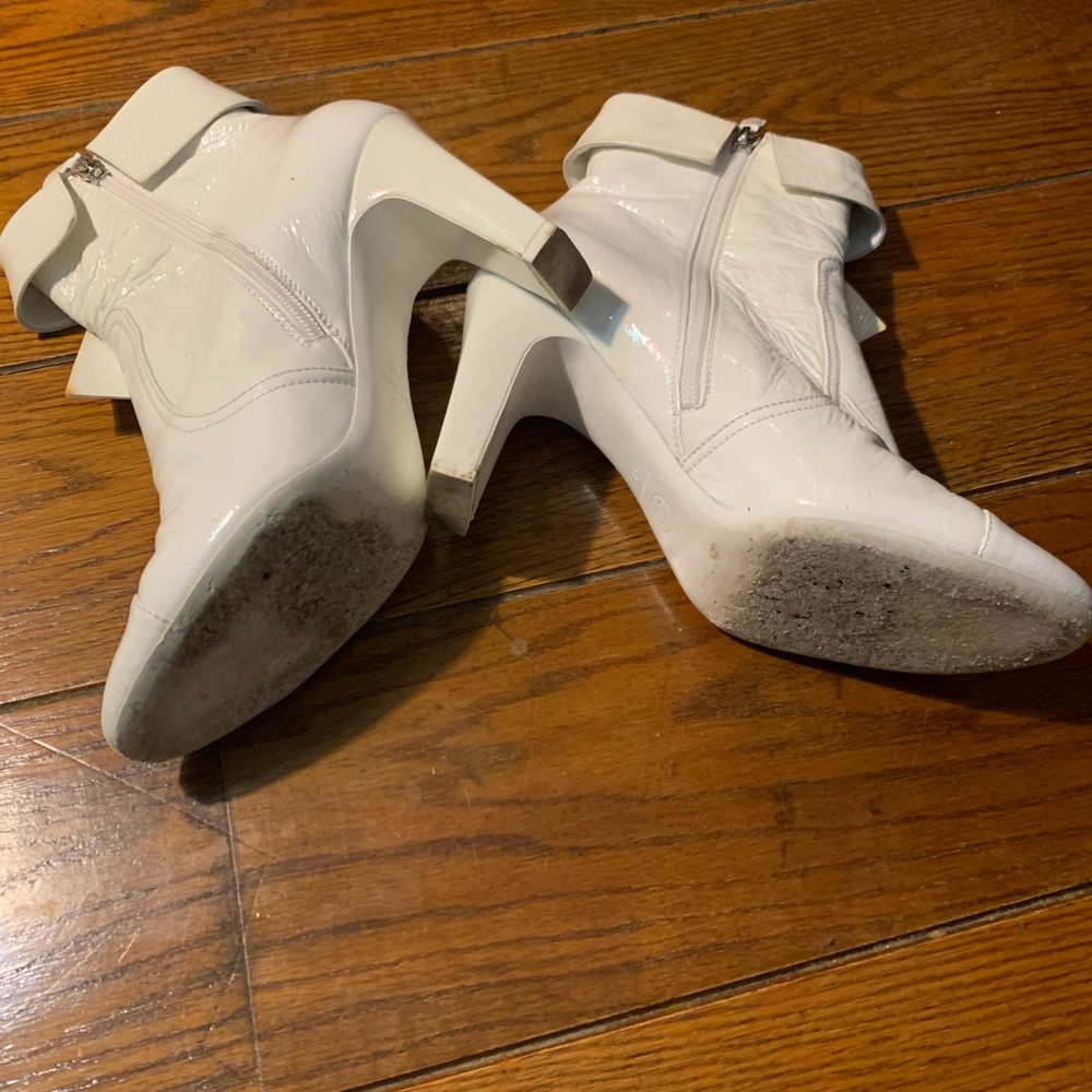 CHANEL White Heeled Ankle Boots with Bow - Picture 5 of 9
